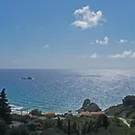 Charming With Swimming Pool Near Appartement